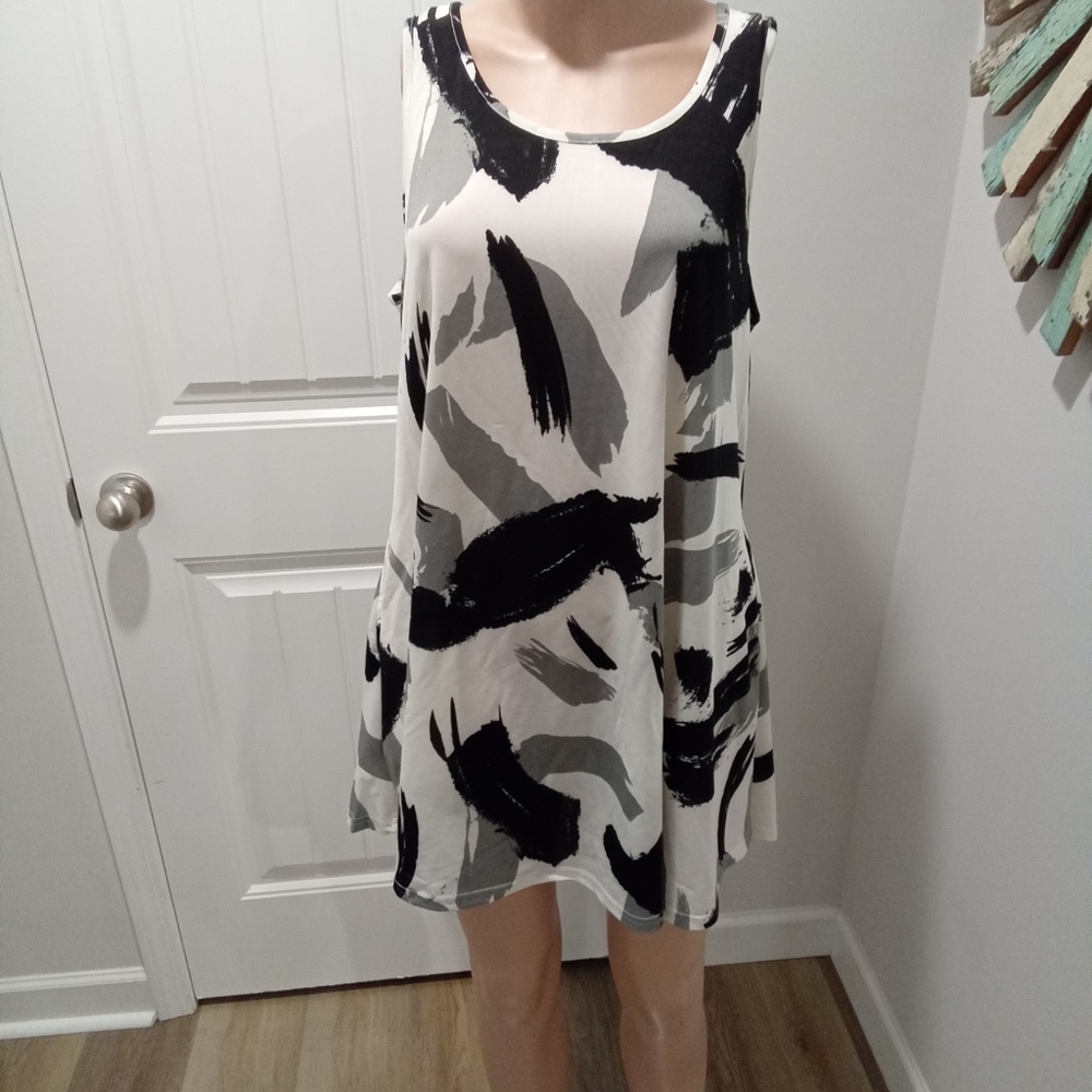 Lildy Sz L-XL Abstract Black and White Sleeveless Tunic Mini Dress NWT